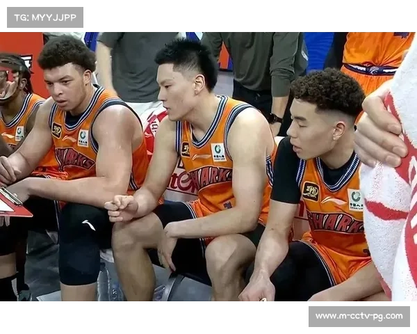 球队打破连胜纪录，更衣室庆祝气氛热烈