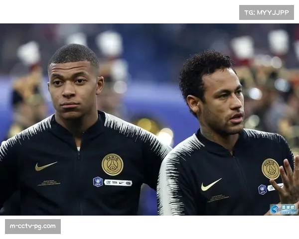 巴黎郊区举办青少年足球节，设置“一对一防守挑战”趣味环节